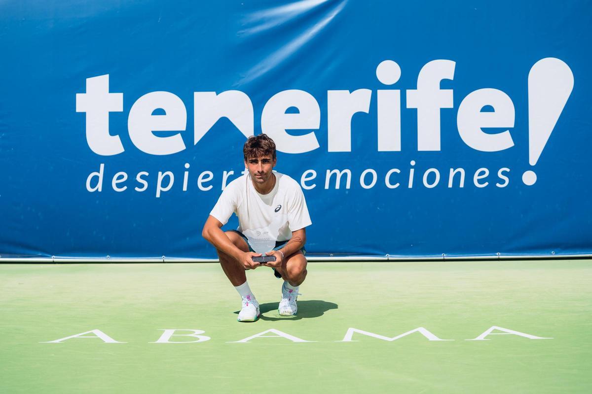 Daniel Mérida posa con el trofeo del Tenerife Challenger 1.