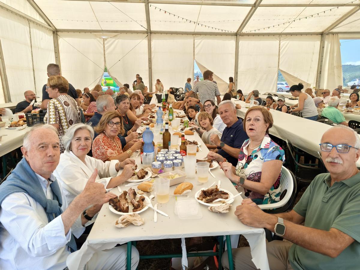 Así fue la V Comilona de las fiestas de Ferroñes, en Llanera