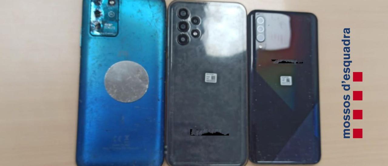Els tres mòbils recuperats pels Mossos a Banyoles
