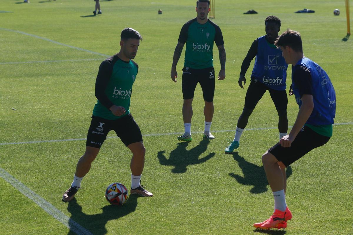 Kike Márquez y Caros García, en el entrenamiento del Córdoba CF, este miércoles.