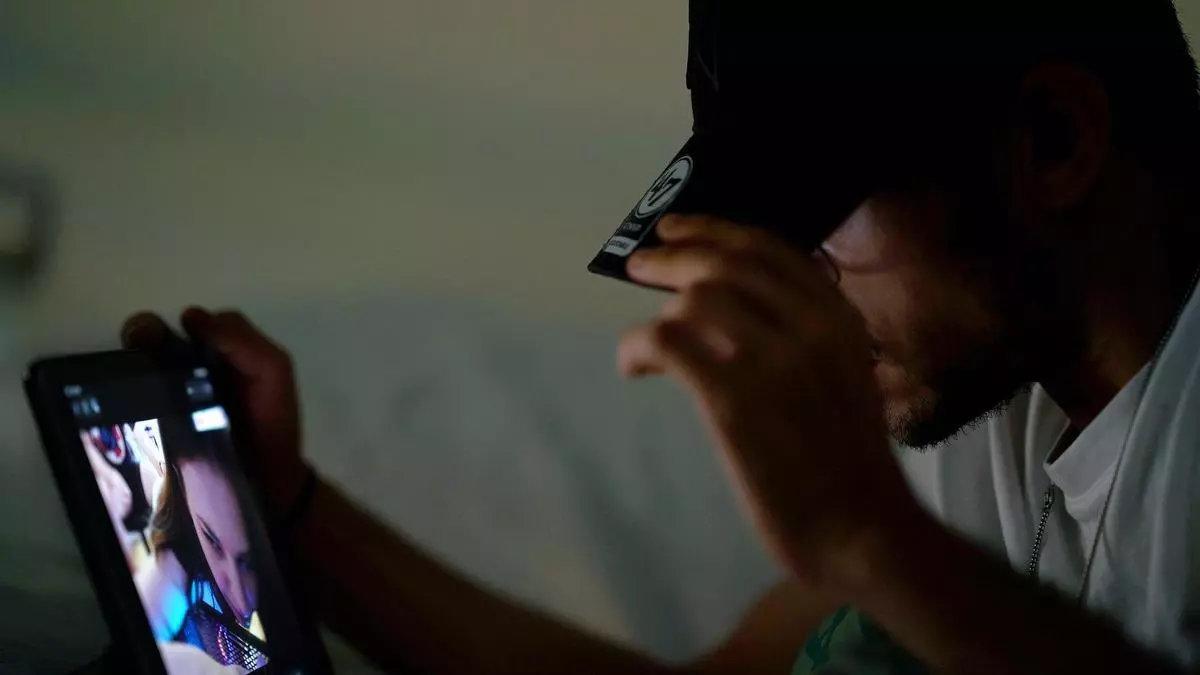 Un hombre consumiendo contenidos pornográficos en la red.