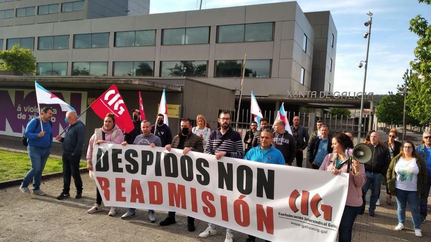 Concentración de los trabajadores despedidos por Atunlo ante el SMAC