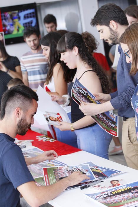 Signatures dels jugadors del Girona a la seu de Citylift