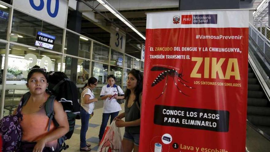 Póster informativo en la estación de autobuses de Lima sobre medidas sanitarias contra el zika. // Efe