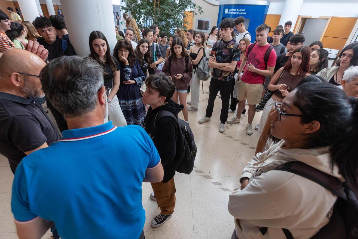 Estudiantes al inicio de la Selectividad en la Universidad de Alicante (UA)