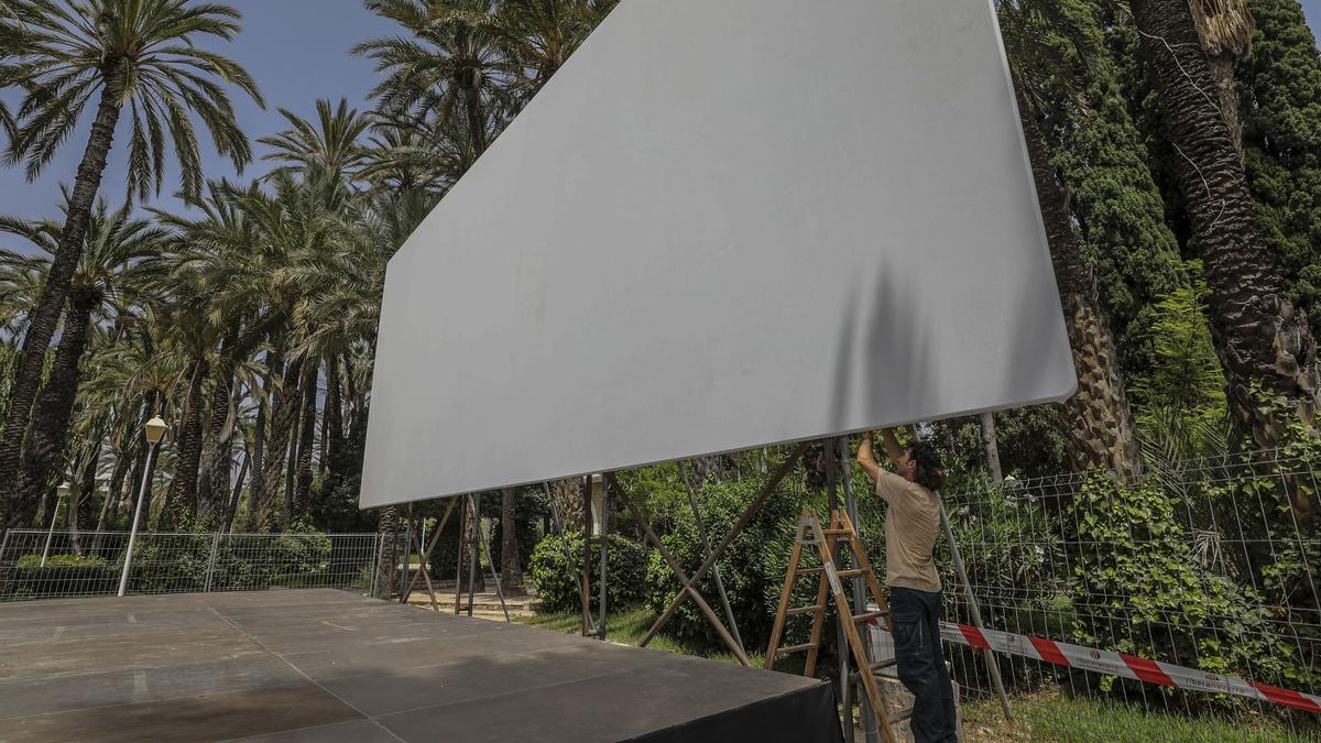Montaje de la pantalla gigante este miércoles en l'Hort del Xocolater con motivo del Festival de Cine
