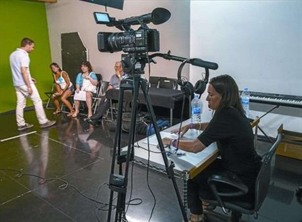 Noemí Galera escolta tots els cantants que participen en la sessió que s’ha fet a Barcelona. Noemí Galera escolta tots els cantants que participen en la sessió que s’ha fet a Barcelona.
