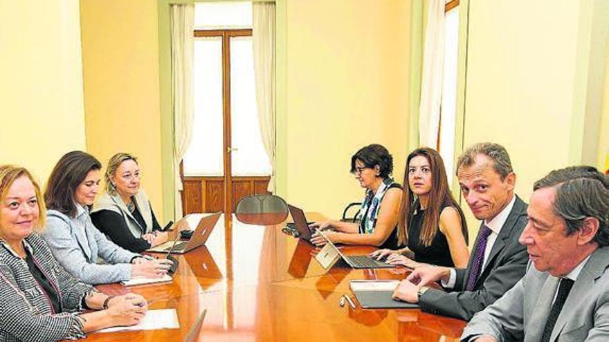 Momento de la reunión, ayer, en la sede del Consell en Alicante.