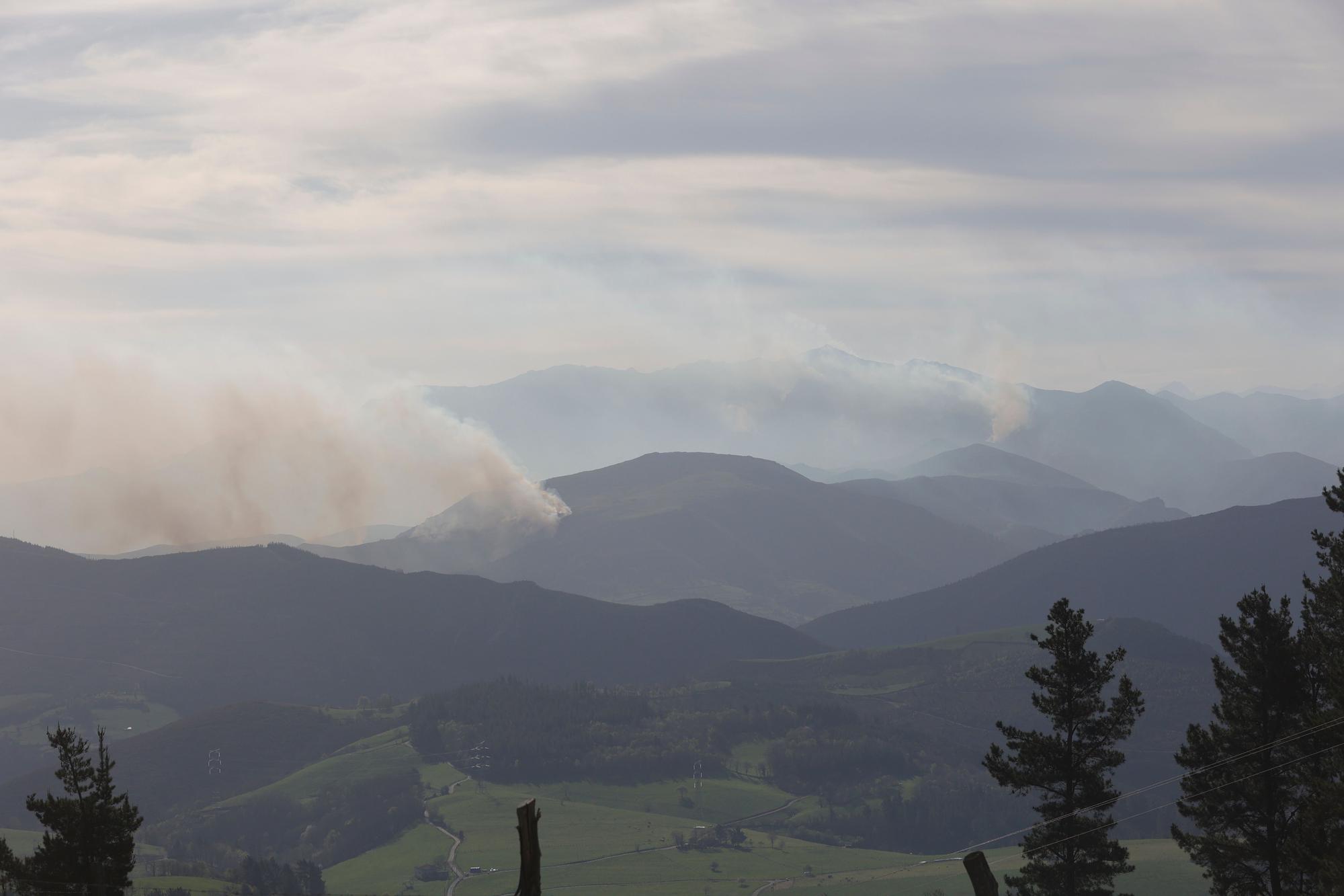 Dura lucha contra los incendios de Tineo y Valdés