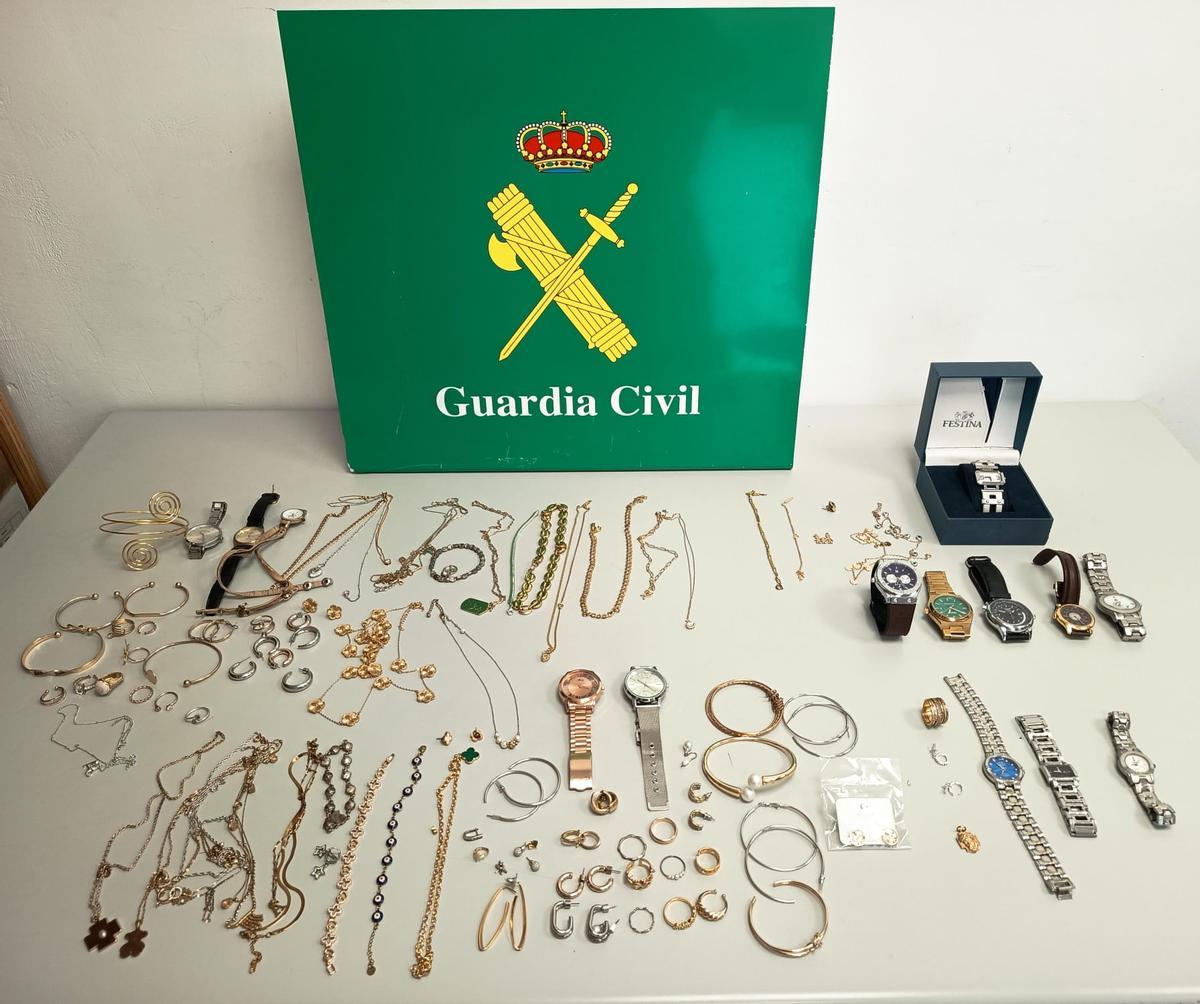 Joyas y relojes recuperados por la Guardia Civil en esta operación.