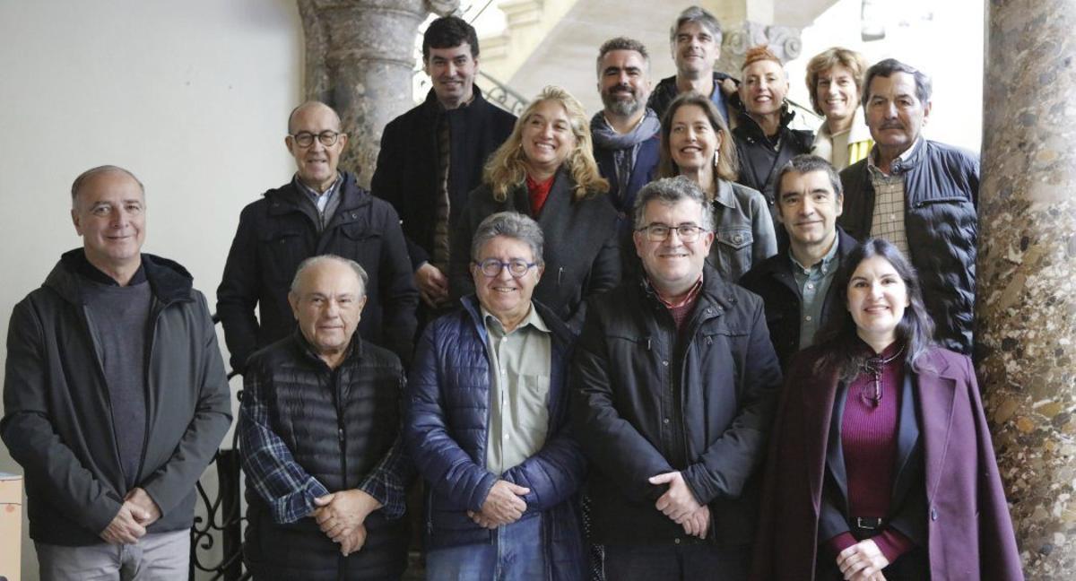 Stolze Hersteller: Gruppenfoto mit Politikern bei der Präsentation.  | FOTO: NELE BENDGENS