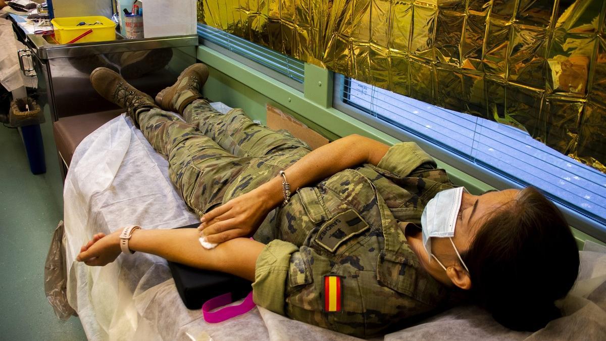 Militar de Cerro Muriano durante la jornada de donación de sangre.