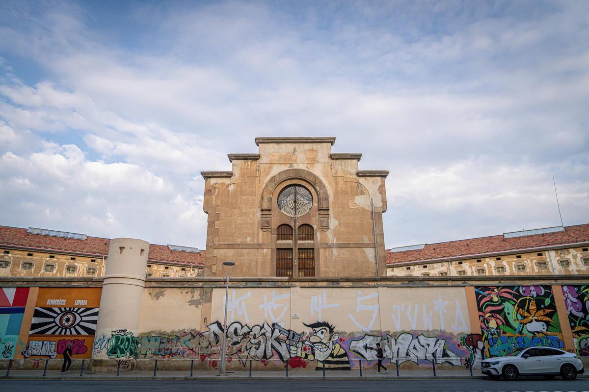 Murales pintados en las paredes de la cárcel Modelo de Barcelona