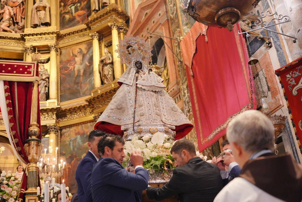 La Virgen de Guadalupe, este lunes, antes de comenzar la procesión.