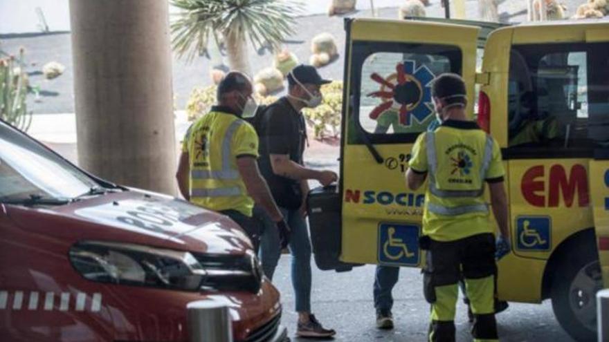Un viajero sube a un vehículo de emergencias tras desembarcar en Lanzarote del vuelo.