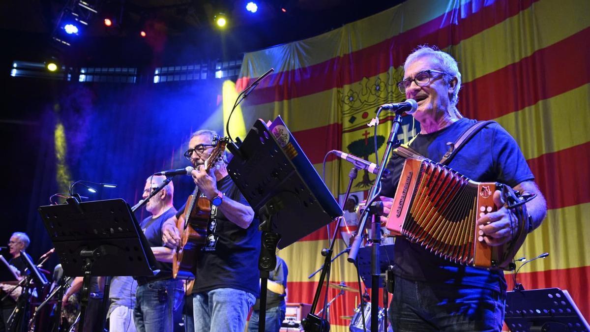 Cientos de personas celebran el aragonesismo con La ronda de Boltaña en la fiesta por los 40 años de CHA