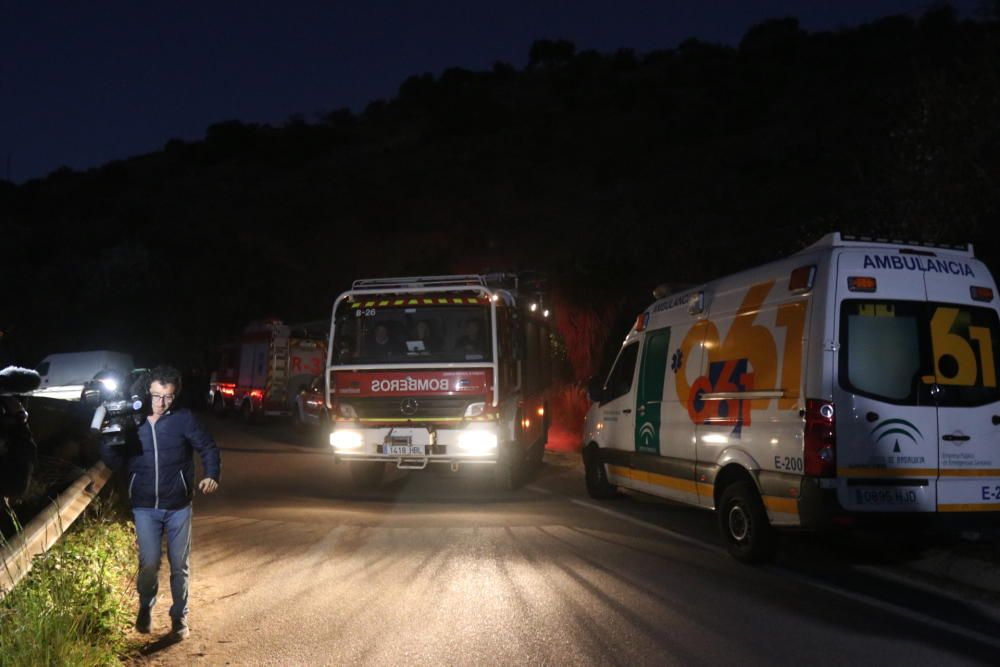 Dispositivo de rescate para el niño de dos años que ha caído por un pozo de 150 metros en Totalán.