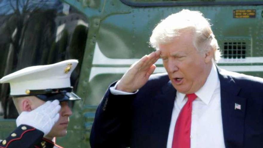 Saludo militar de Trump a su regreso, ayer, en helicóptero a la Casa Blanca de la conferencia política anual de los conservadores. // Reuters