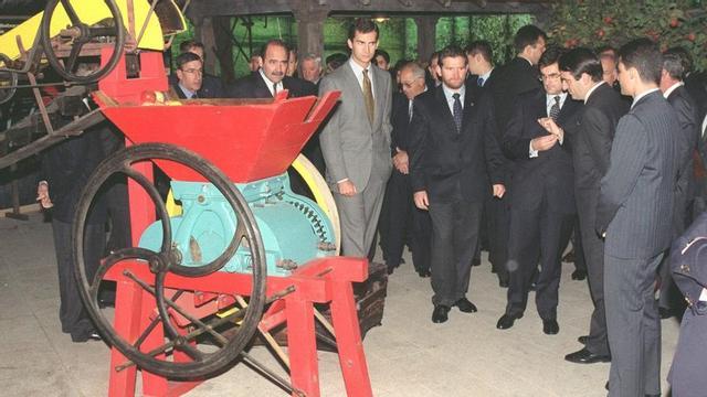 El entonces Príncipe Felipe, en el centro, flanqueado por Sergio Marqués y Julián Fernández, durante la inauguración del museo. |