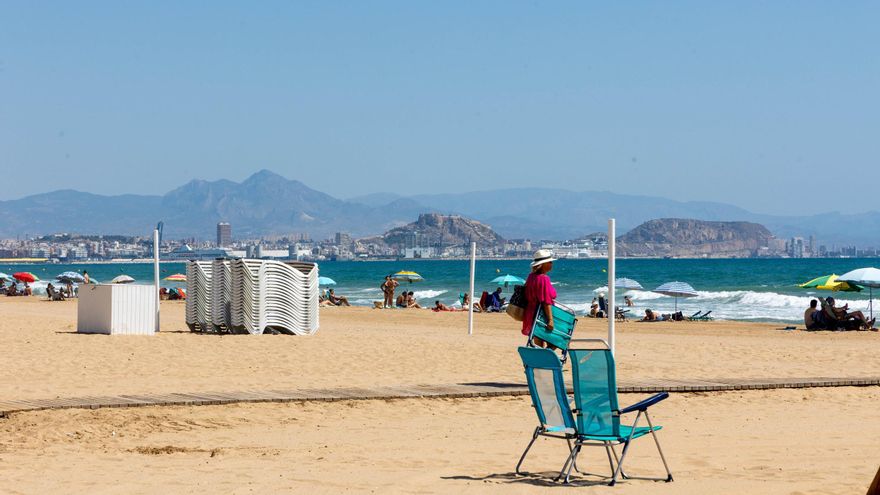 Las playas de Urbanova, Agua Amarga y La Albufereta de Alicante continúan sin servicio de hamacas y sombrillas en pleno agosto