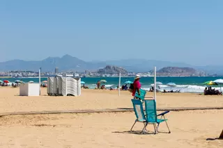 Así arranca agosto en las playas de Alicante: retraso en las obras de San Juan y sin servicios en Albufereta