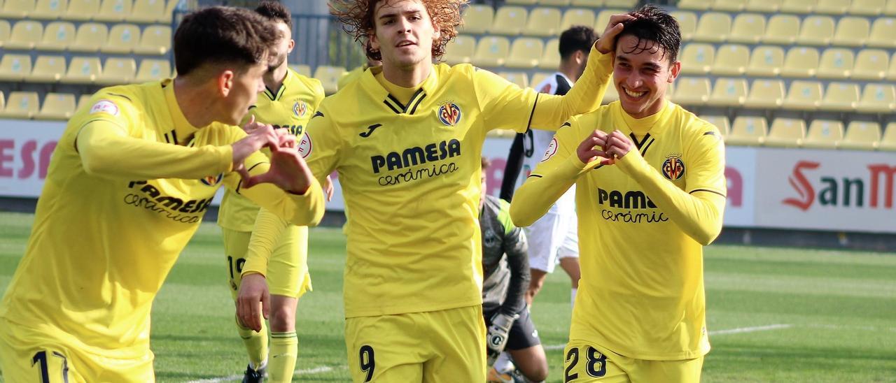 El mediocentro argentino Tiago Geralnik celebra el 3-0 junto a Jorge Pascual y Mangel Ruiz.