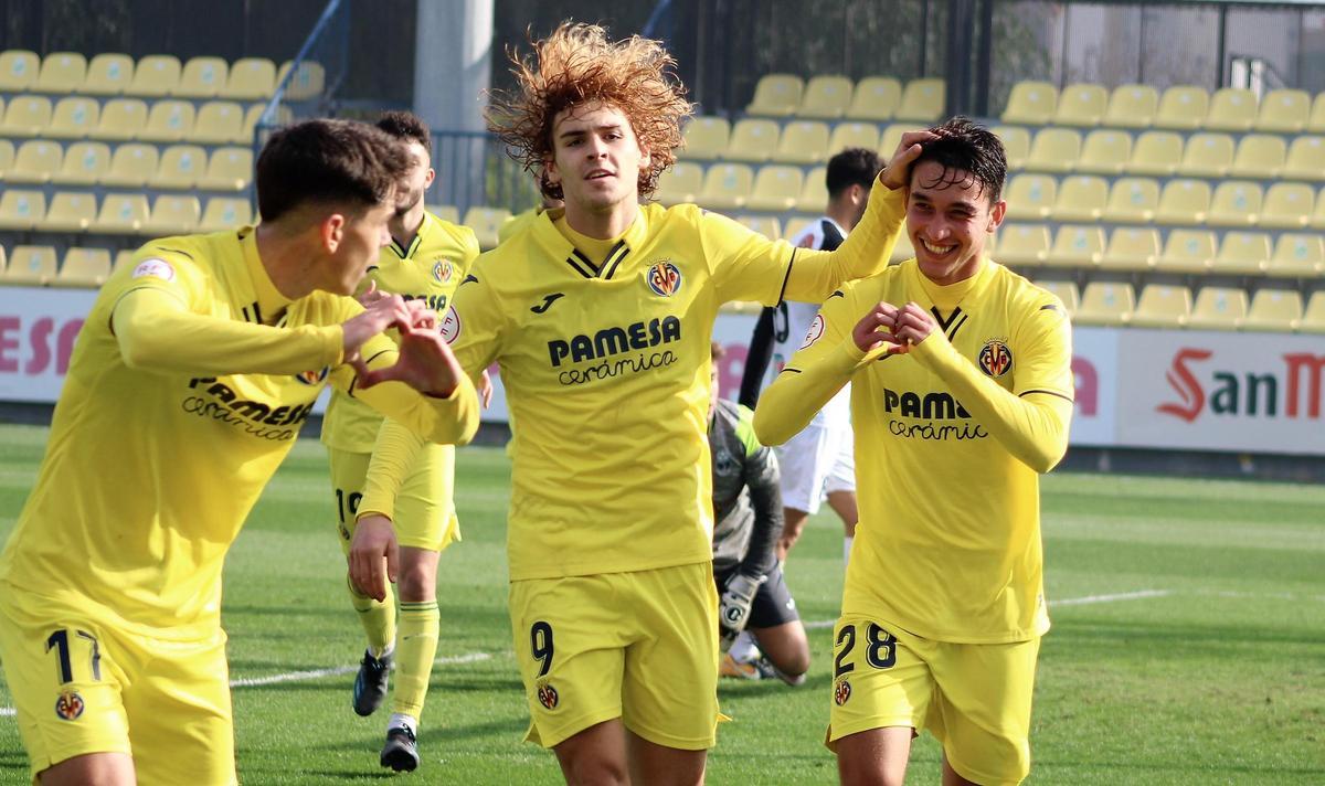 El mediocentro argentino Tiago Geralnik celebra el 3-0 junto a Jorge Pascual y Mangel Ruiz.