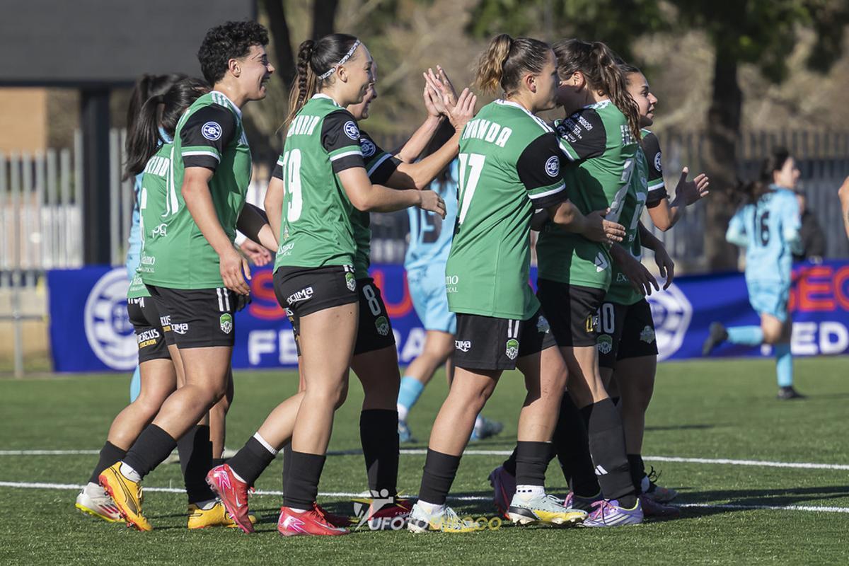 Las jugadoras del Sport celebran el primer gol del partido.