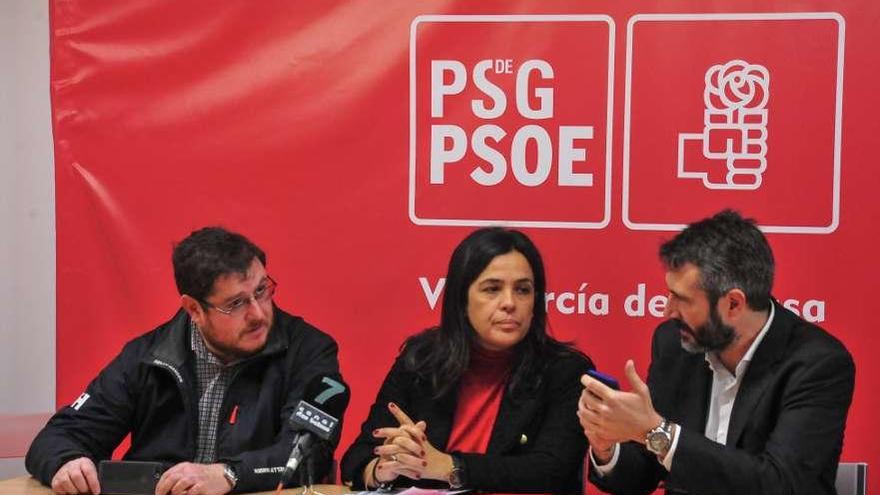 Carlos Iglesias, Marta Giráldez y Alberto Varela, en la sede del PSOE de Vilagarcía. // Iñaki Abella