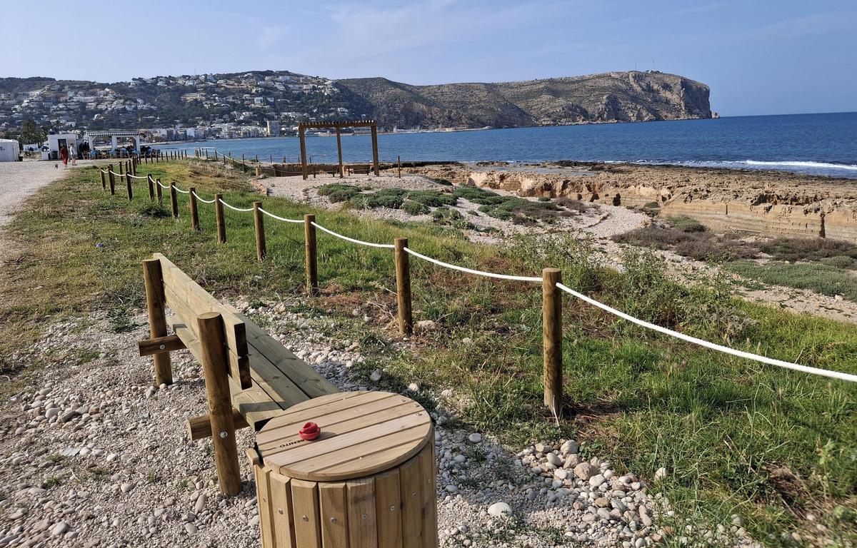 Bancos y papeleras de madera