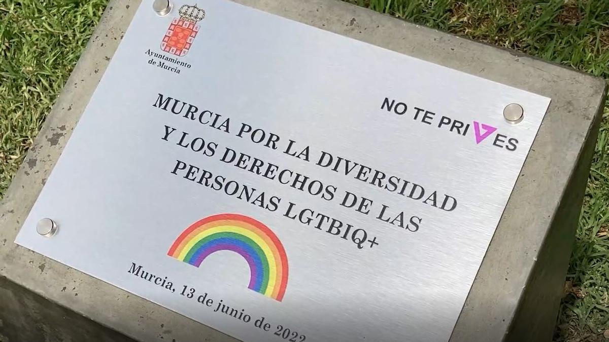 Placa de la plaza LGTBI del Ayuntamiento.