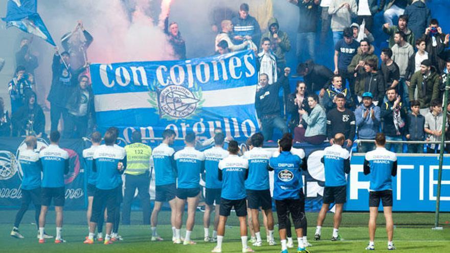 Los aficionados del Deportivo animan a los futbolistas desde Maratón Inferior con una pancarta con el lema &#039;Con cojones, con orgullo&#039;.