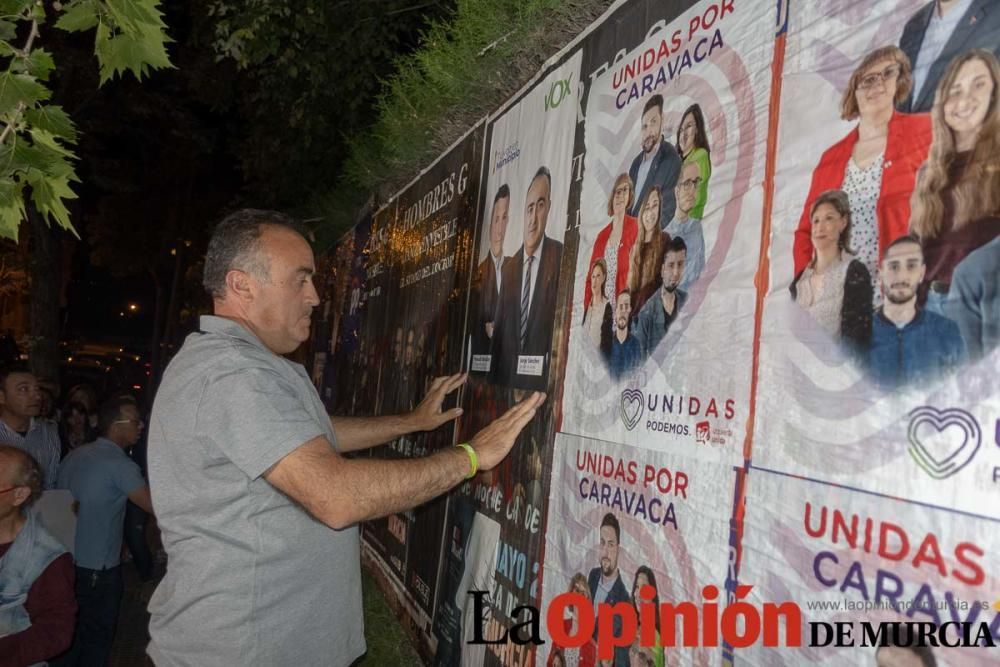 Pegada de carteles en Caravaca