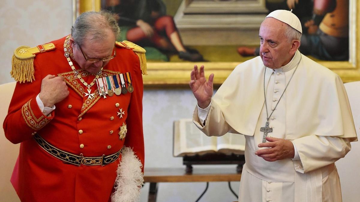 El papa Francisco y el gran maestre de la Orden de Malta, Robert Festing, el pasado junio, durante una audiencia privada en el Vaticano.