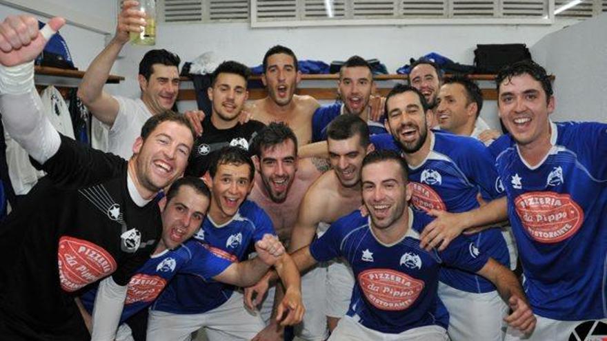 Celebració dels jugadors al vestidor després d&#039;aconseguir l&#039;ascens matemàtic a la Tercera Nacional