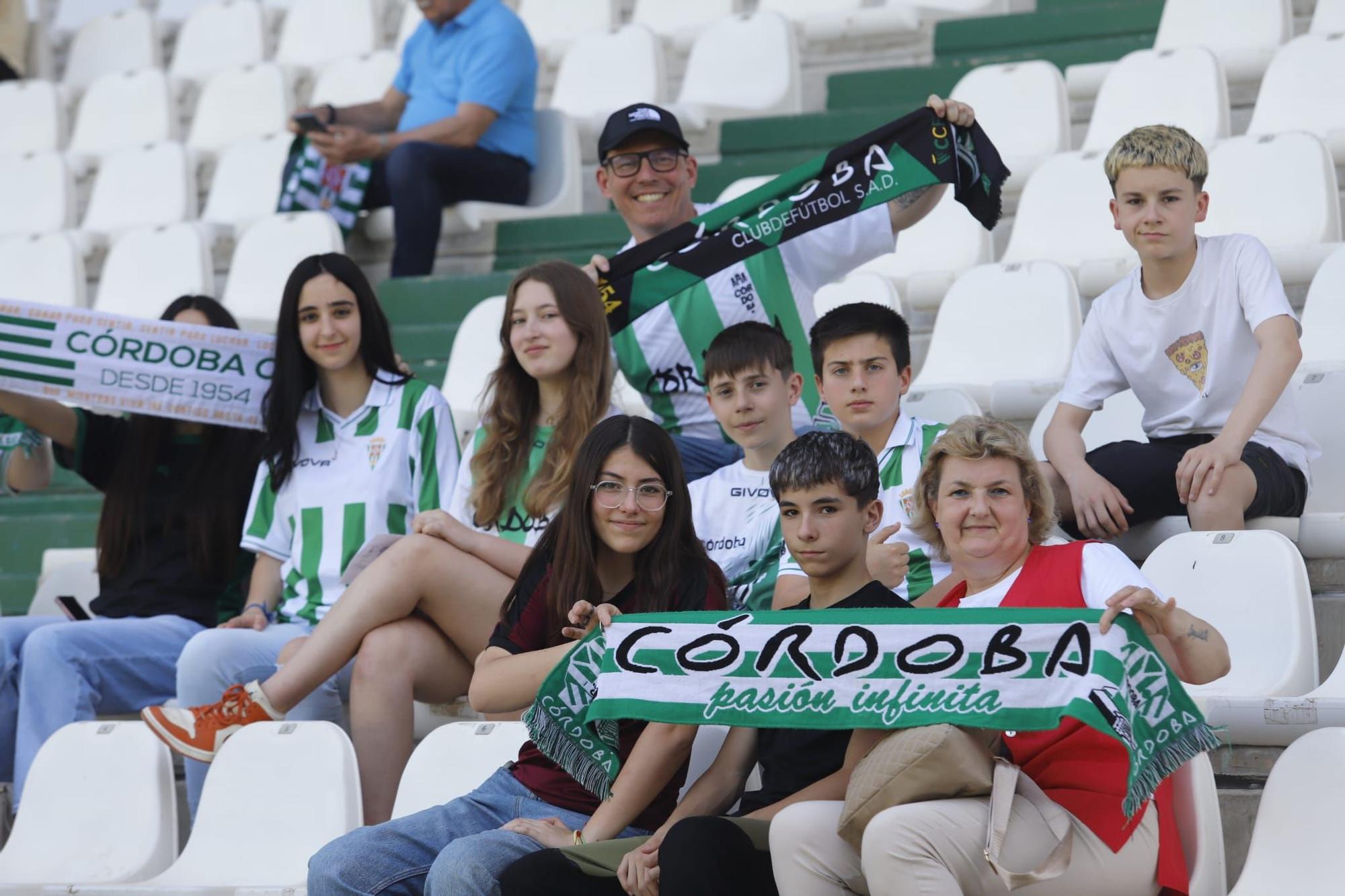 Córdoba CF-Alcoyano: las imágenes de la afición blanquiverde en El Arcángel