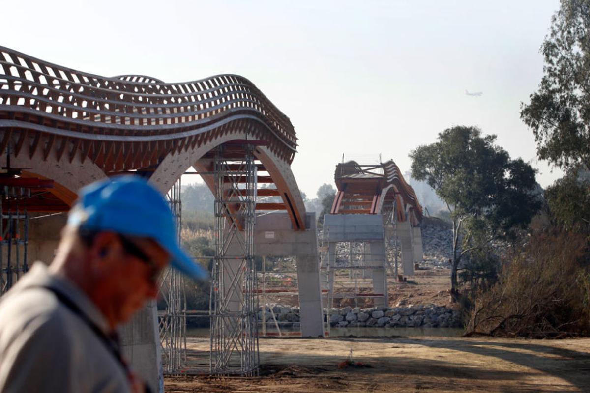 La instalación del último tramo del puente de madera sobre el río Guadalhorce comienza este martes 18 de febrero. La instalación del último tramo del puente de madera sobre el río Guadalhorce comienza este martes 18 de febrero.