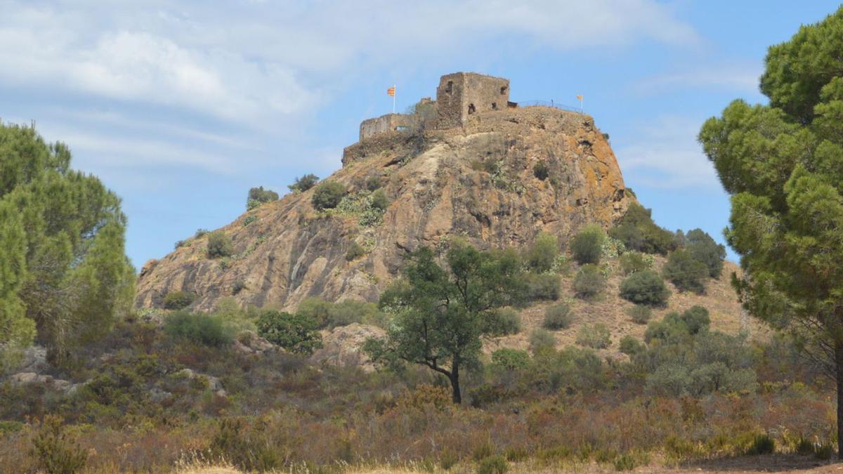 El castell de Quermançó
vist des de la falda 
del turó.  | SANTI COLL