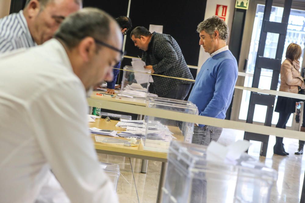 Instantes del recuento de votos en La Lonja