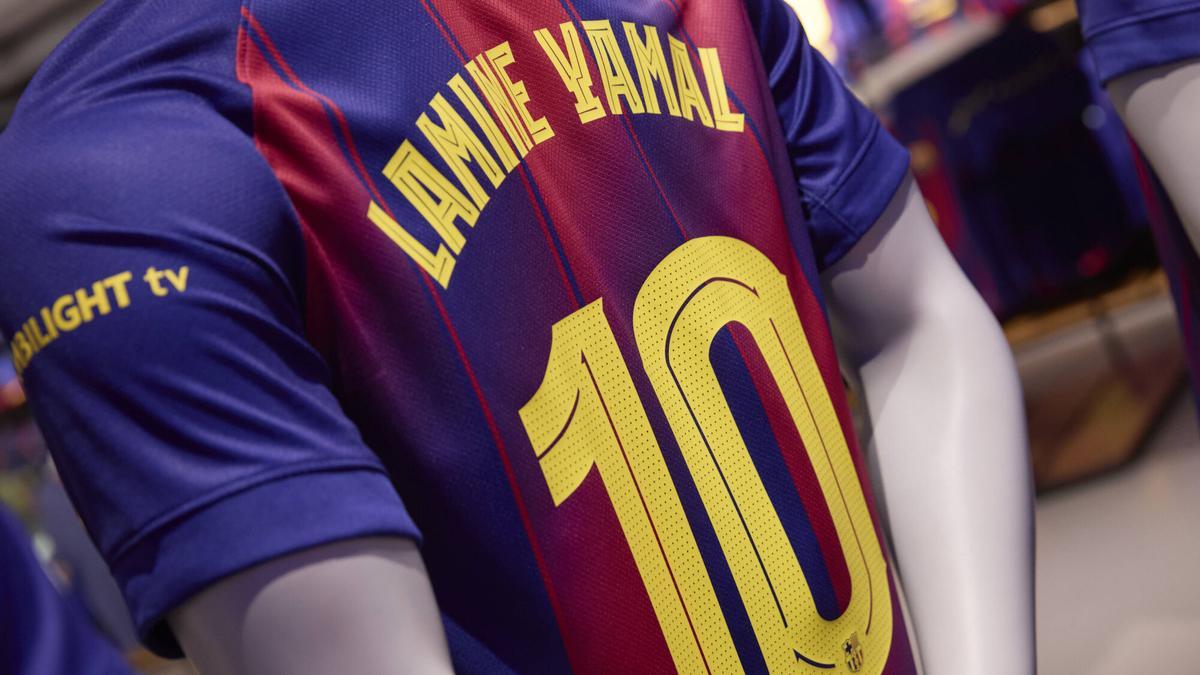 La camiseta nueva camiseta del Barça con 'Lamine Yamal' en la espalda luce en la Barça Botiga del Camp Nou.
