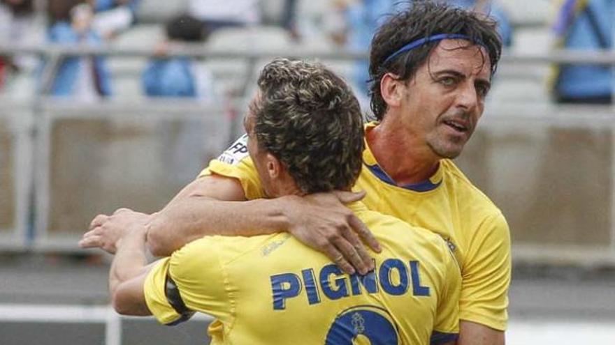 Javi Guerrero se abraza con Pignol, tras marcar ante el Celta. i J. C. GUERRA