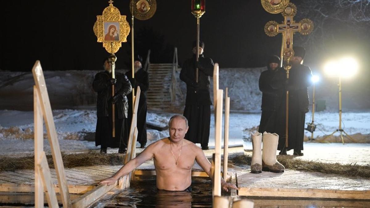 El presidente ruso, Vladimir Putin, se sumerge en aguas heladas para celebrar la Epifanía, rito religioso ortodoxo.