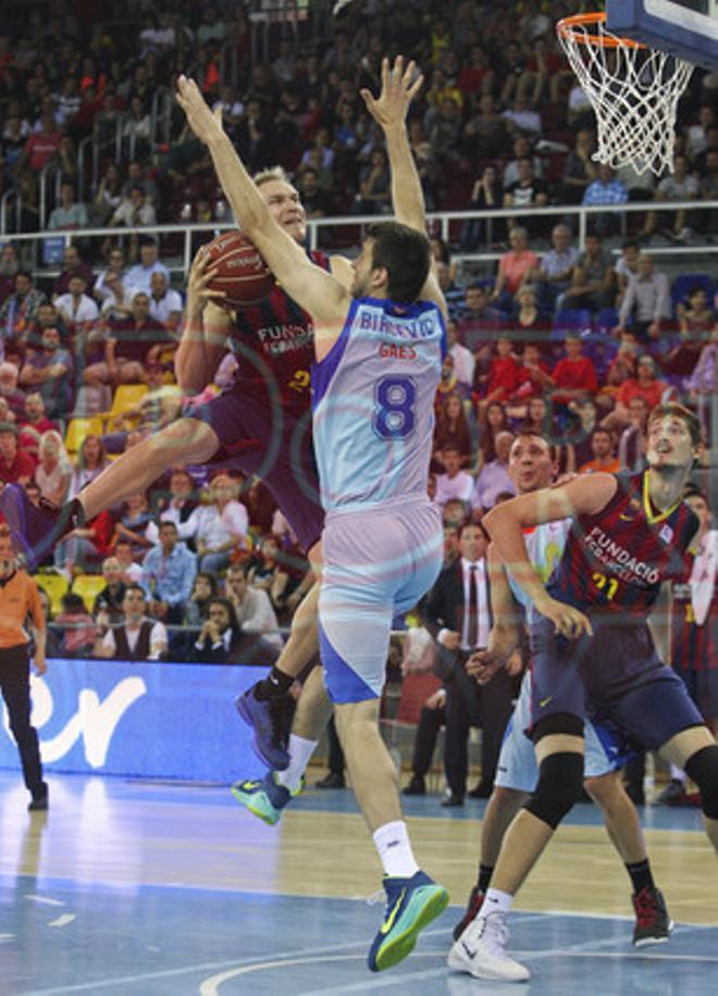 FC Barcelona, 76 - Estudiantes, 62