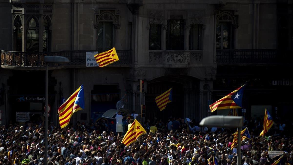 Concentración frente la Conselleria d'Economía i Finances de la Generalitat en la Rambla Catalunya.