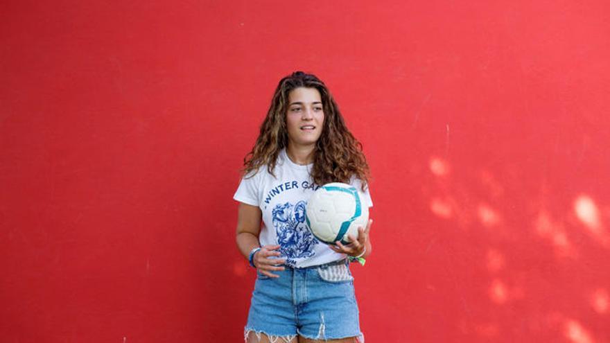 La joven jugadora de fútbol femenino María Vargas.