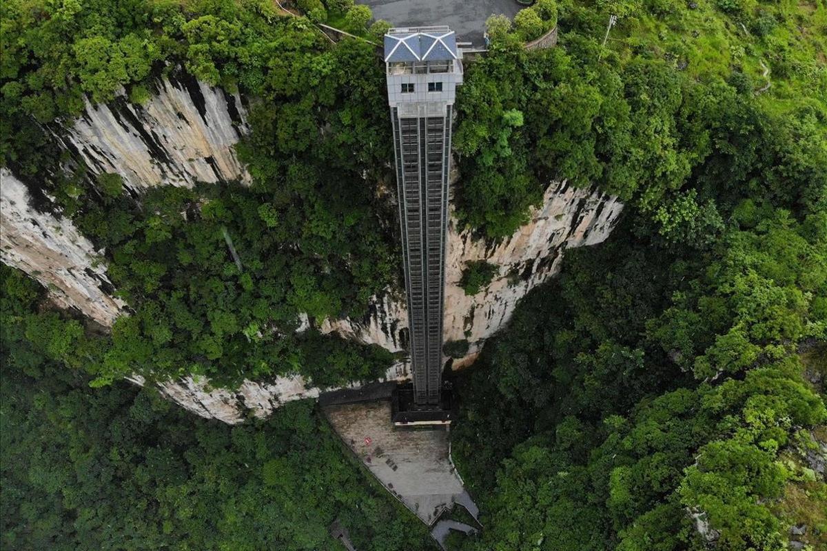 Esta foto aérea muestra el elevador turístico Zhijin Grand Canyon en Bijie, en la provincia de Guizhou, suroeste de China. El elevador de 108 metros de altura que conecta los niveles superior e inferior del cañón entró en servicio en 2014.