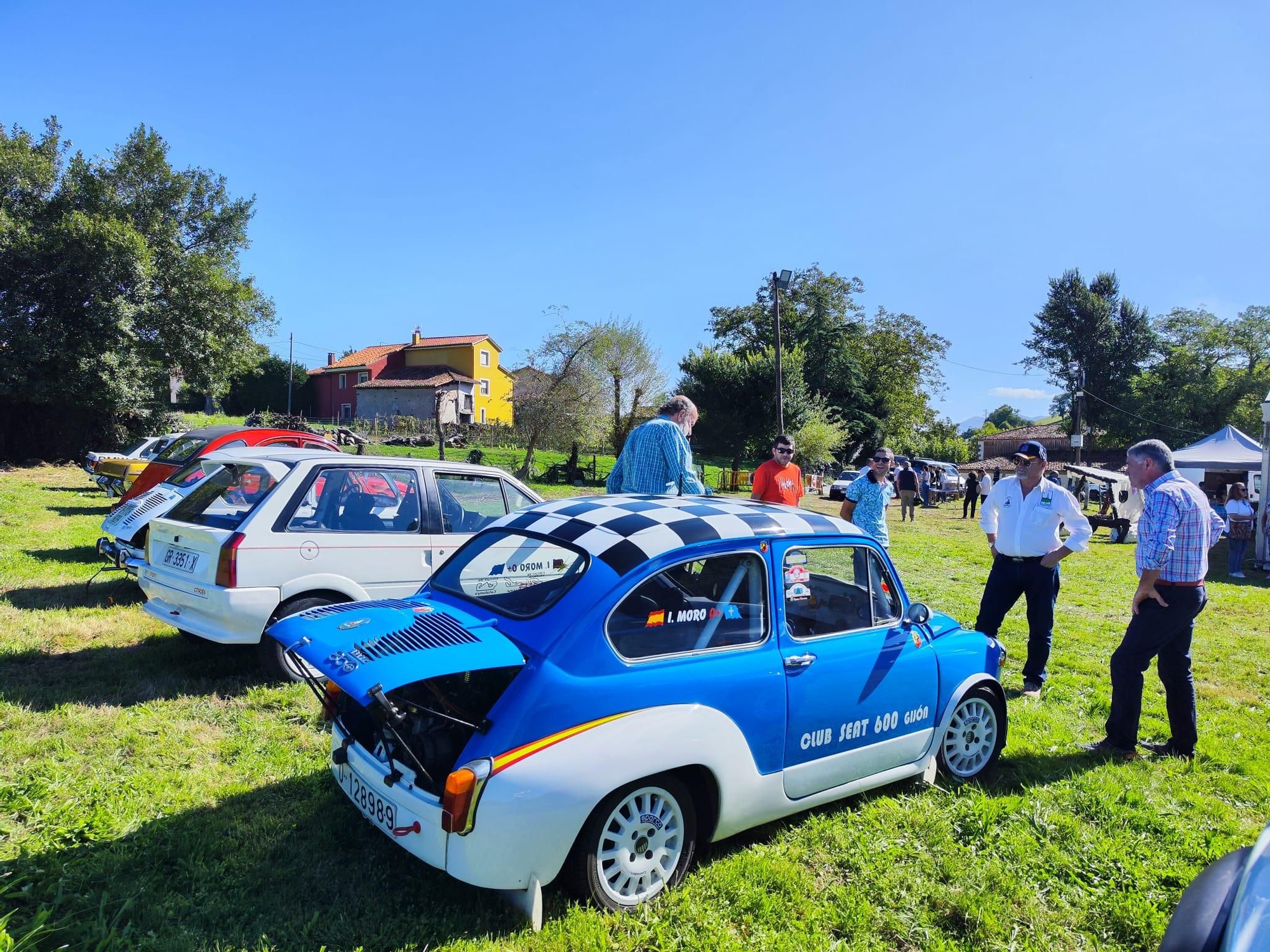 El rugir de los clásicos anima Grases: así fue la primera concentración de coches antiguos