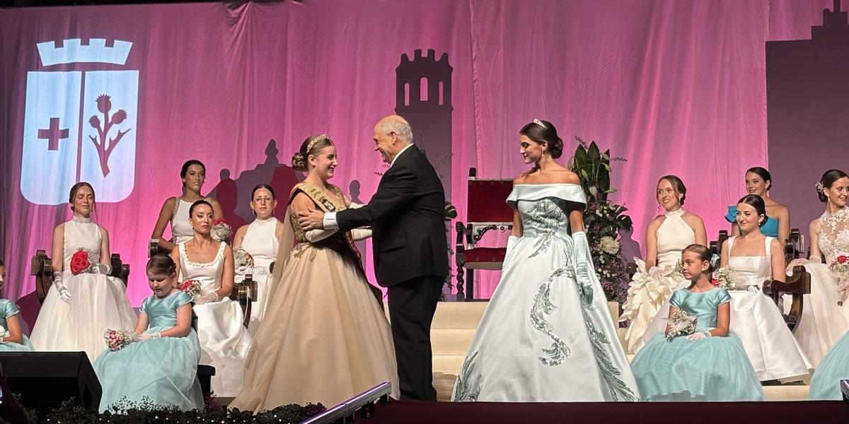 La reina de las fiestas de Benicarló del 2026, Claudia Verge; con el alcalde, Juanma Cerdá, tras ser provlamada máxima representante festiva de la ciudad.