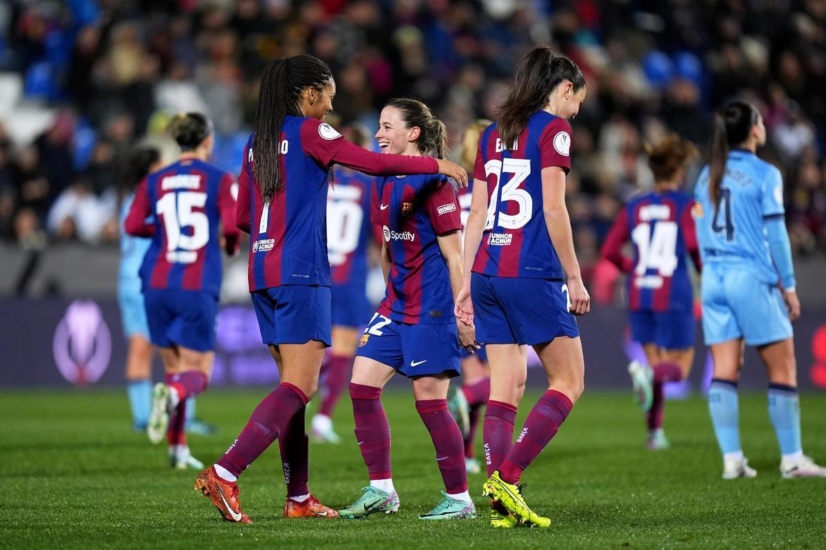 Ona Batlle y Salma Paralluelo celebrando un gol contra el Levante