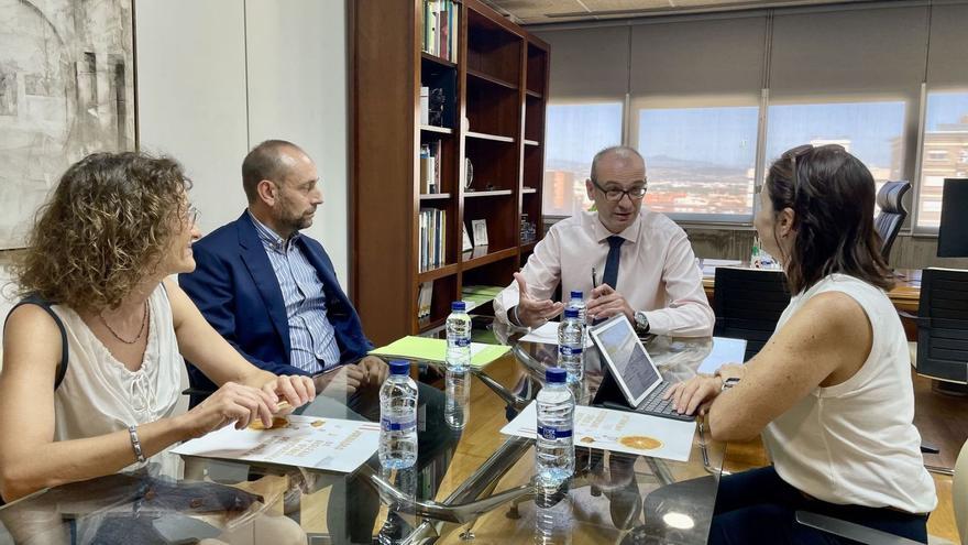 El consejero Víctor Marín se reúne con con la presidenta de Adixmur, Silvia López, y su junta directiva